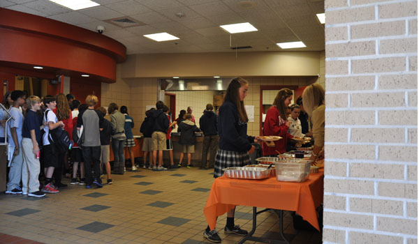 Students Gather for Thanksgiving Feast